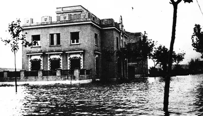 Нынешнее здание полицейского участка во время наводнения 1957 года (Фото:  Arxiu Municipal, Denia in the Record, Diario Información y Ajuntament de  Denia) - Dénia.com
