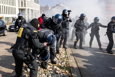 Полиция: 53 сотрудника получили ранения во время беспорядков в Оффенбурге