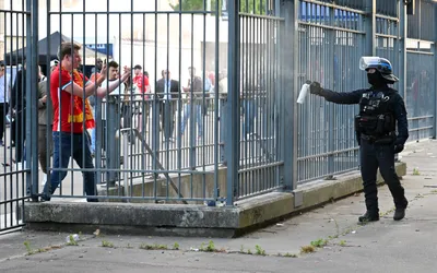 Полиция применила слезоточивый газ против фанатов перед финалом ЛЧ ::  Футбол :: РБК Спорт