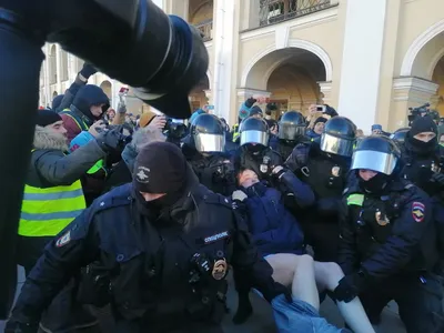 На Невском проспекте полиция снова проводит массовые задержания под \