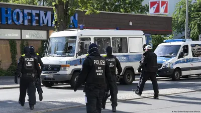 Полиция Берлина ведет 40 дел против праворадикальных коллег – DW –  03.11.2020