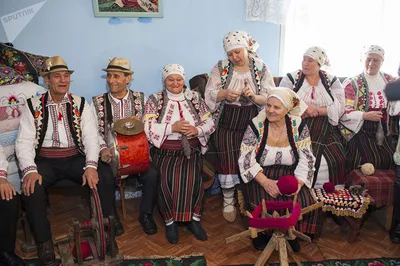 Polish traditional dress | Polish traditional costume, Polish clothing,  Traditional outfits