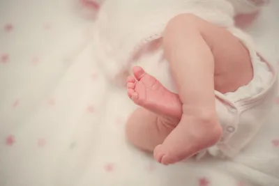 Потница у новорожденных: почему возникает и что делать