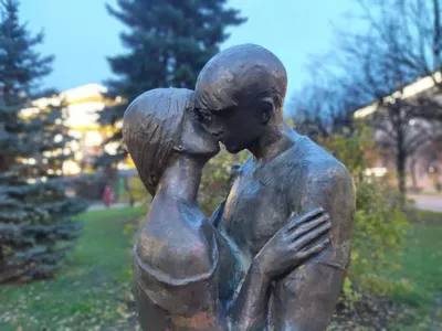 В Калуге на Театральной площади открыли скульптуру «Поцелуй» - Общество -  Новости - Калужский перекресток Калуга
