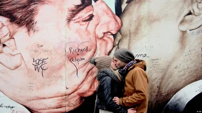 Поцелуй меня на фоне Брежнева! – DW – 09.11.2012