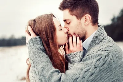 Крупным планом пара в любви позы во время поцелуя | Бесплатно Фото
