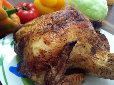 Курица в духовке целиком — рецепт приготовления праздничного блюда с  хрустящей корочкой | Hoff