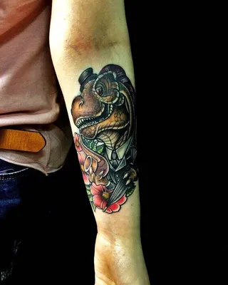 Фото татуировки в стиле нью скул на предплечье парня — KissMyTattoo.ru