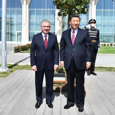 Фото: лидеры Узбекистана и Китая посадили дерево