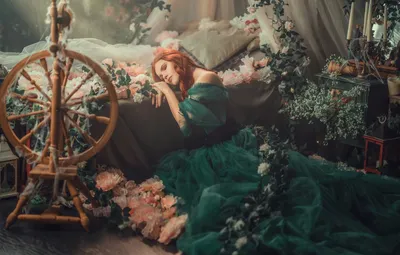 Обои девушка, цветы, кровать, сон, платье, рыжая, рыжеволосая, Спящая  красавица, прялка, Диана Липкина картинки на рабочий стол, раздел ситуации  - скачать