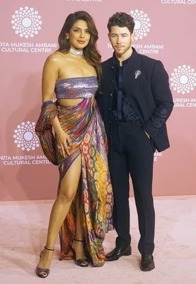 Приянка Чопра и Ник Джонас устроили «свидание» в Мумбаи в честь открытия культурного центра
