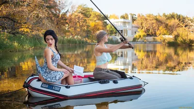 Обои на рабочий стол Две девушки на озере рыбачат с лодки на фоне осенней  природы, фотограф Давид Дубницкий, обои для рабочего стола, скачать обои,  обои бесплатно