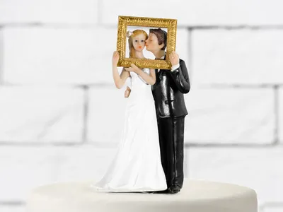 Украшение для торта Newly-weds in a gold photo frame 14,5 см (1кор/ 36 шт)  цена | pigu.lt