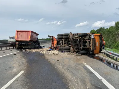 Огромная пробка и пострадавшие водители. На Южном обходе опрокинулся «КАМАЗ»