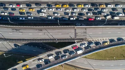 Пробки на МКАД, очереди в метро. Как в Москве заработал пропускной режим -  BBC News Русская служба