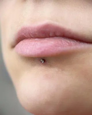 Пирсинг губы Медуза — сделать прокол верхней губы в Москве без боли и по  отличной цене в салоне Tattoo Times