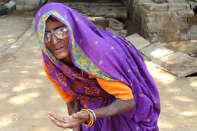 картинки : пурпурный, цвет, одежда, старая женщина, храм, Нищета, сари,  Индия, Традиция, Попрошайничество 1920x1275 - - 635202 - красивые картинки  - PxHere