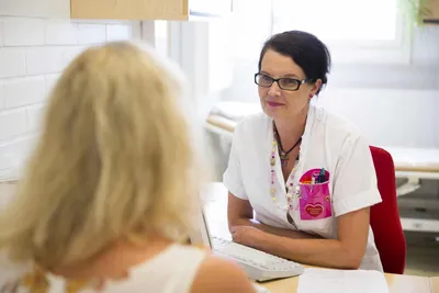 Симптомы рака груди: первые признаки, причины и стадии - лечение рака груди  в «Клинике Хелена»