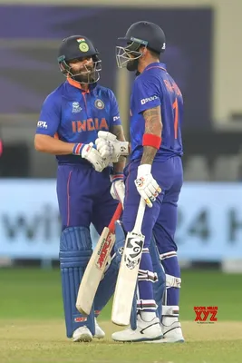 Дубай: Капитан сборной Индии Вират Кохли с партнером по отбиванию мяча К.Л. Рахулом во время матча чемпионата мира по крикету Twenty20 между Индией и Шотландией в Дубае. #Галерея