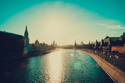 Рассвет на мосту в Москве на воде - обои на рабочий стол