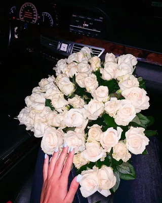 Белые розы в машине - 30 фото