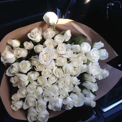 Букеты роз белых в машине - 77 фото