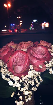 Букет цветов в машине ночью - 80 фото