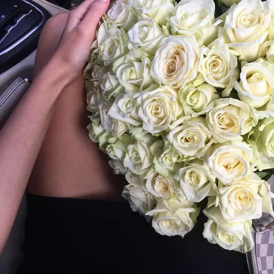 Белые розы в машине (73 фото)