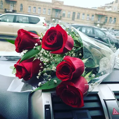 Букеты роз белых в машине (33 фото)