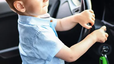 Руками ребенка: на нахождение детей за рулем предлагают ввести прямой  запрет | Статьи | Известия