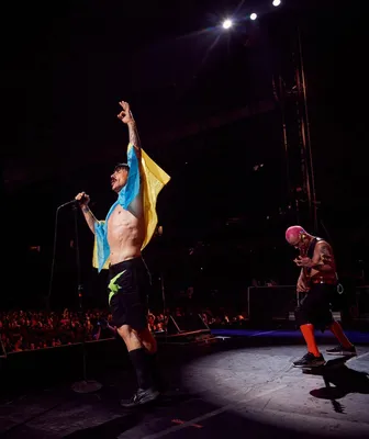 Red Hot Chili Peppers спели с украинским флагом – фото из Майами - Showbiz