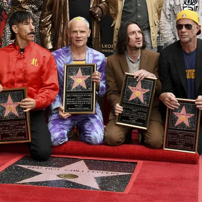 Red Hot Chili Peppers получили звезду на «Аллее славы» в Голливуде: Музыка:  Культура: Lenta.ru