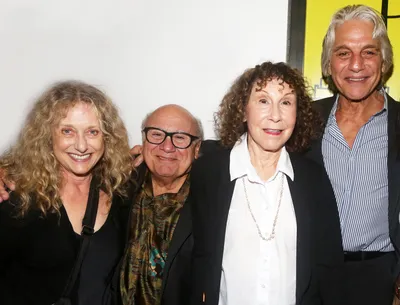 Дэнни ДеВито поддержал Рею Перлман вместе с коллегами по фильму «Такси» на премьере ее спектакля