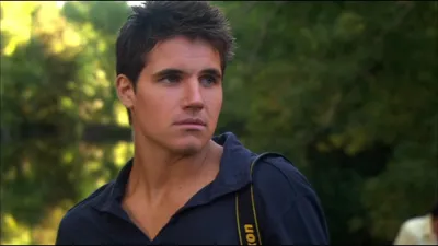 ROBBIE-ON-PICTURE-THIS-robbie-amell-33692445-1024-576 - Движение Nerdcore