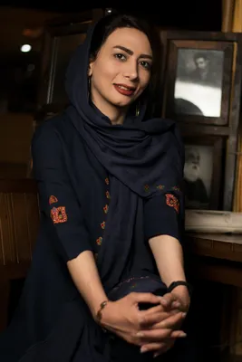Женщина в синем хиджабе и черно-белом платье с цветочным принтом — бесплатное изображение провинции Керман на Unsplash