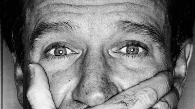 Скачать обои Портрет Робина Уильямса с дразнящими глазами | Обои.com