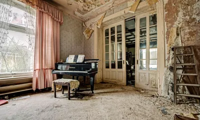 Фото Рояль в гостиной полуразрушенного дома
