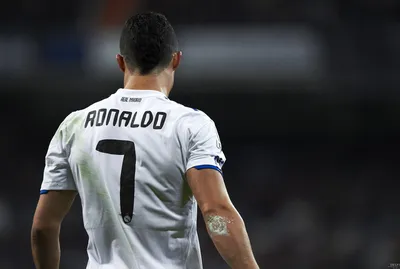 Фото Роналдо со спины под седьмым номером | Обои для телефона