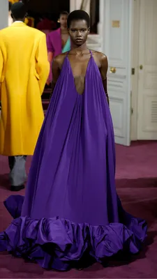Кармен Электра примерила роскошные вечерние платья в новой фотоссесии