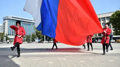 На Главной городской площади Краснодара торжественно подняли  Государственный флаг России :: Krd.ru