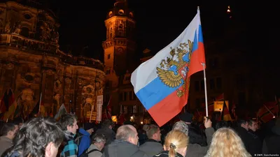 Pegida: c российскими флагами - против ислама и Меркель – DW – 20.11.2015