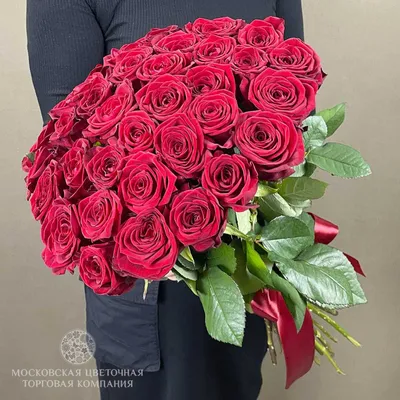 Букет 35 красных роз купить за 5 650 руб. с круглосуточной доставкой по  Москве | Мосцветторг