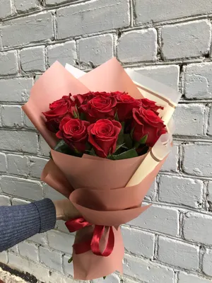Букет из 9 красных роз в комбинированной упаковке купить в Твери по цене  2200 рублей | Камелия