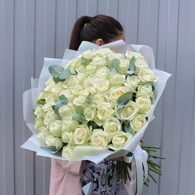 Купить Букет из 55 роз с эвкалиптом в Краснодаре с доставкой.