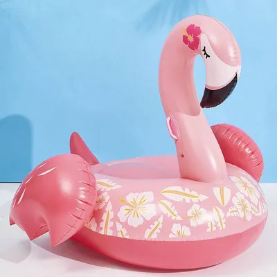 Надувной розовый фламинго для бассейна на синем фоне | Премиум Фото