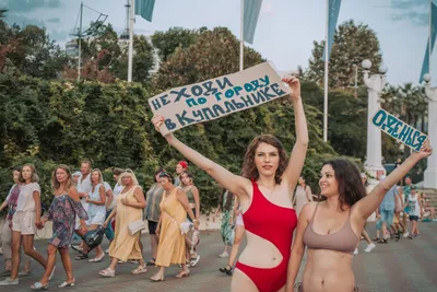 В Сочи фотографы в купальниках призвали туристов одеться