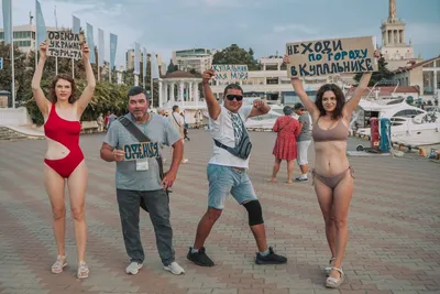 В Сочи фотографы в купальниках призвали туристов одеться