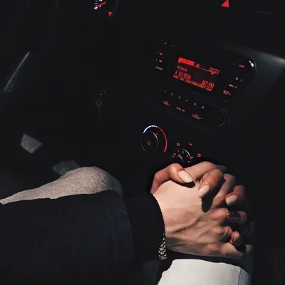 Руки влюблённых в машине - 41 фото