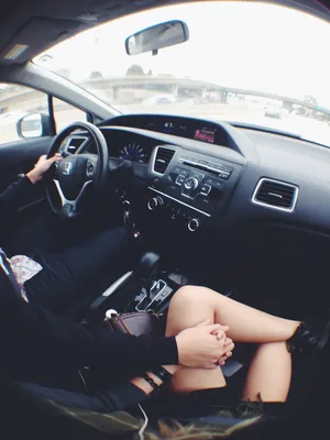 Картинки - парень держит за руку девушку в машине на аву (31 фото) •  Развлекательные картинки