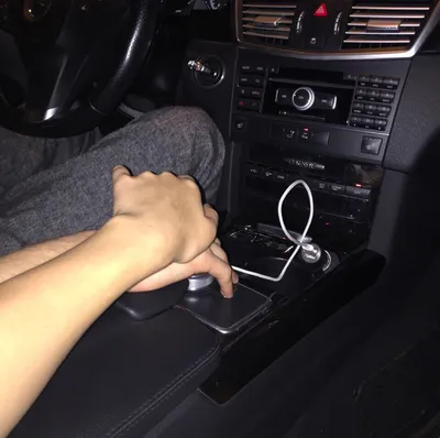 Картинки - парень держит за руку девушку в машине на аву (31 фото) •  Развлекательные картинки